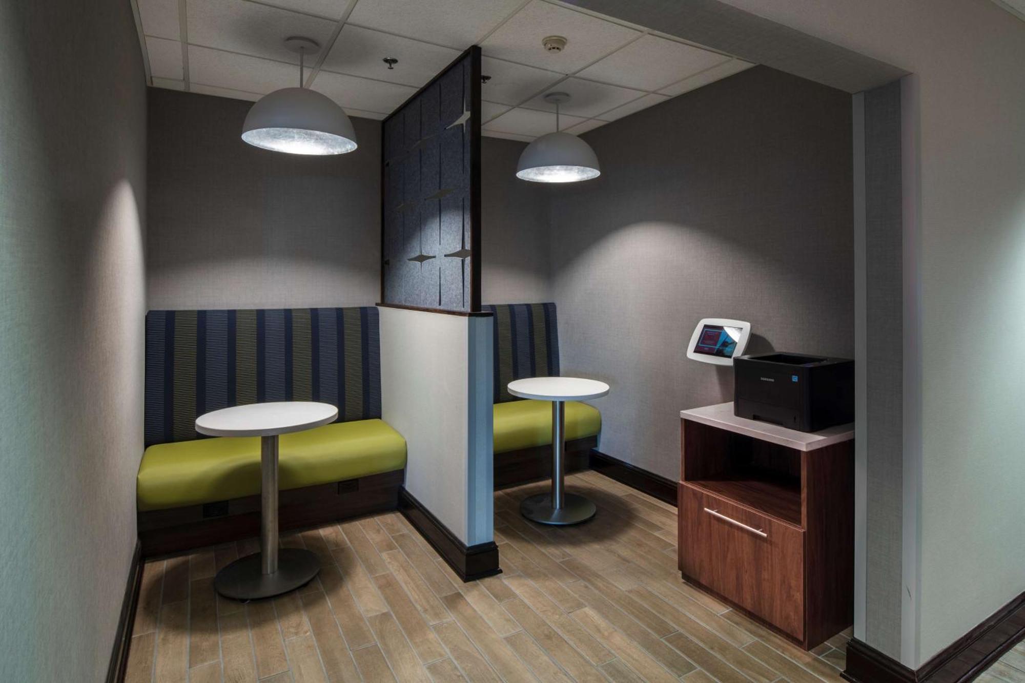 Hampton Inn & Suites Lincolnshire Exterior photo
